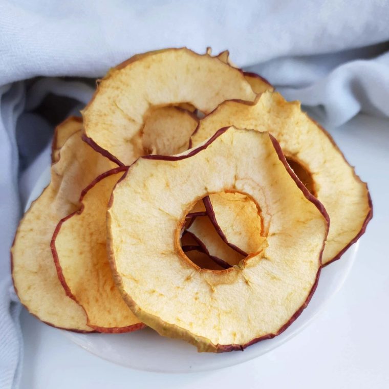 Æblechips - tørrede æbleringe i ovn eller dehydrator. Lav lækre sundere snacks af tørrede æbler. Du kan bruge din ovn, eller en dehydrator til at lave tynde chips af æblerne, eller tykkere chewy æbleringe. Find opskrifter, gratis print og inspiration til årets gang på danishthings.com #DanishThings #æblechips #æble #chips #tørrede #æbleringe #æbler #dehydrator #ovntørrede