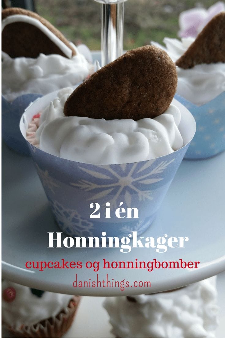 De nemmeste og lækreste bløde honningkager - 2 i én honningkager, muffins og honningbomber. Denne opskrift er en af mine julefavoritter OG så er den SÅ utrolig nem at lave. Vej af, varm op, blend, rør og bag. Dekorer. Opskrifter og inspiration til din julebagning finder du på danishthings.com, hvor du også finder gratis print og inspiration til årets gang. Danish and English version