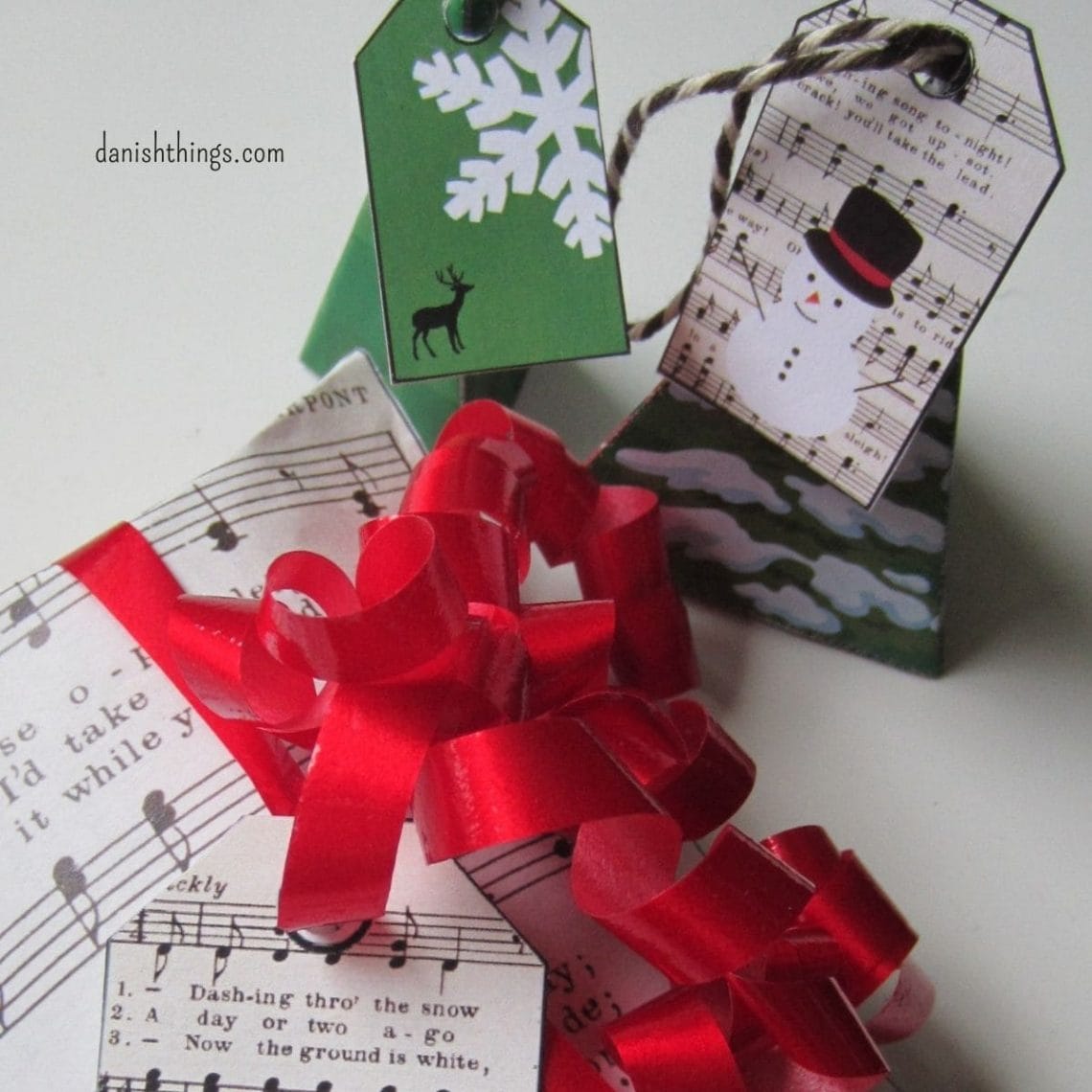 Mangler du lige et til-fra kort til din julegave? Her finder du gratis print selv gavemærker, gavemærkater eller til-fra kort. Grønne med dekoration eller med Jingle Bells og dekoration. Hvis du har små børn, som gerne vil dele gaver ud, men som ikke kan læse endnu, har jeg en idé til dig. Find flere gavemærker, gaveæsker til jul, fødselsdag og andre festlige lejligheder, samt opskrifter, print og inspiration til årets gang på danishthings.com © Christel Parby - Danish Things #DanishThings #gavemærke #gifttag #jul #Christmas #gave #gift #gavemærker #til-fra-kort #gift-tags #holidays