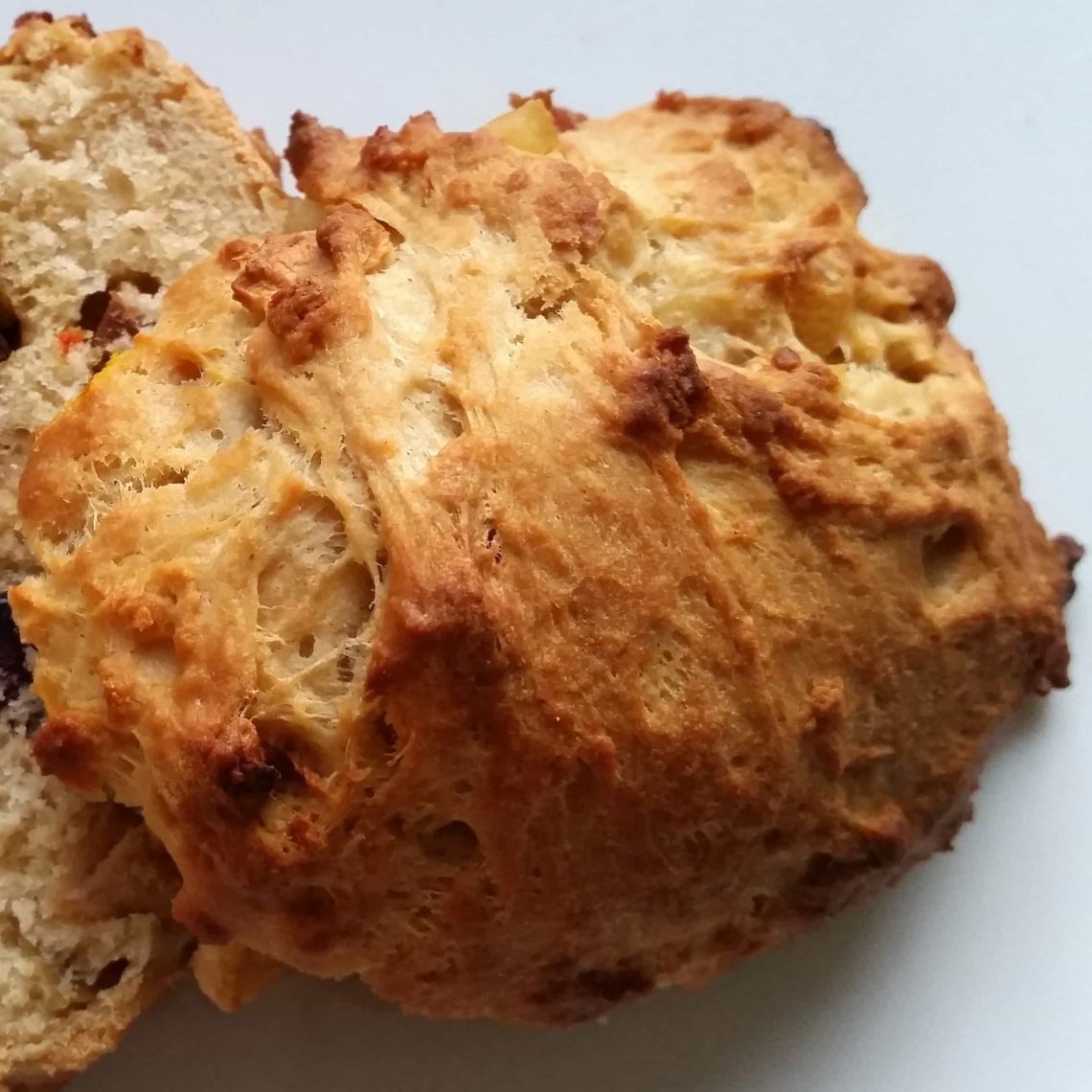 Kløben Christmas buns - kloeben buns or kloeben rolls. Kløbenboller is a delicious, fatty, sweet Christmas bun filled with butter and dried fruit - a Danish Christmas classic. Find the recipe @ danishthings.com