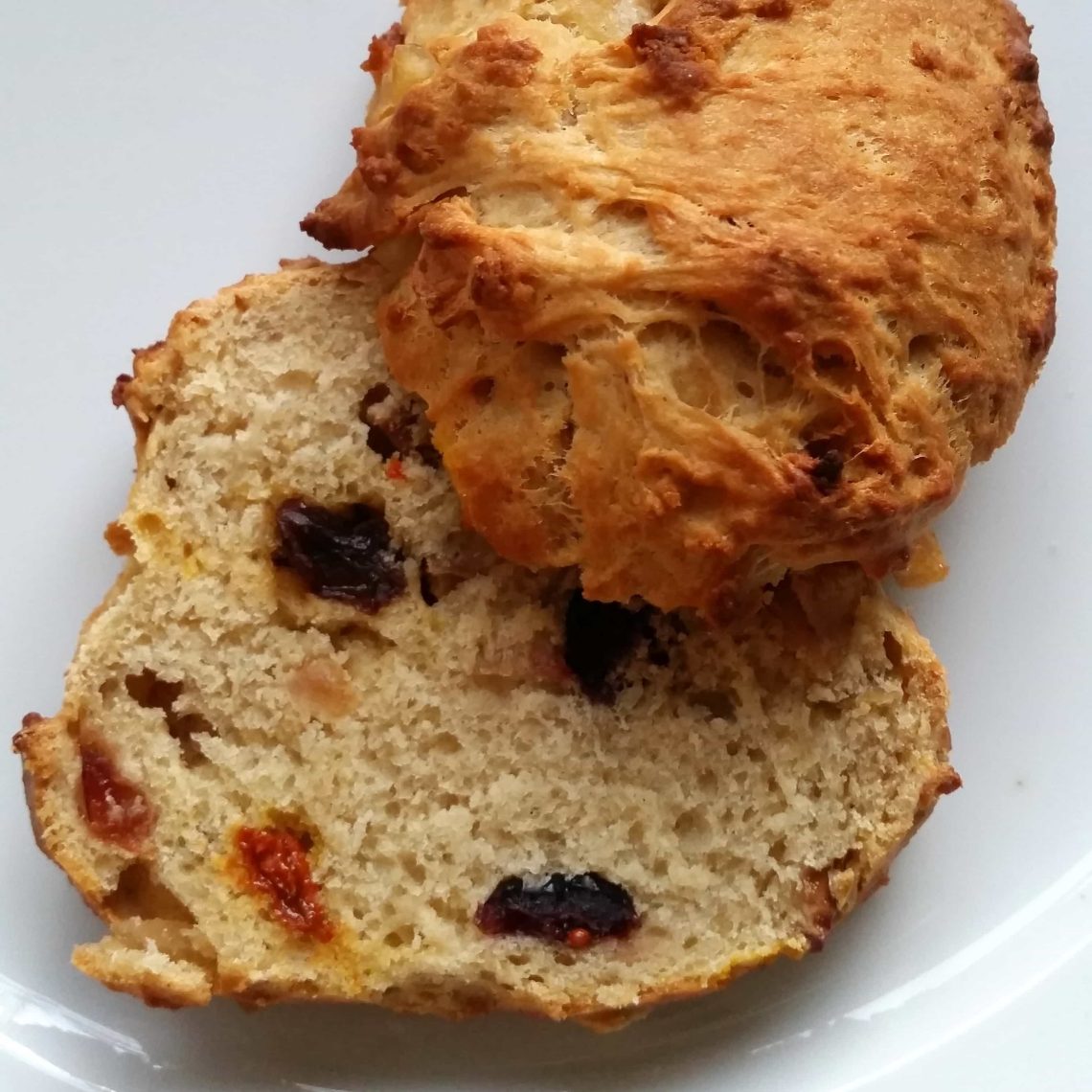 Kløben Christmas buns - kloeben buns or kloeben rolls. Kløbenboller is a delicious, fatty, sweet Christmas bun filled with butter and dried fruit - a Danish Christmas classic. Find the recipe @ danishthings.com