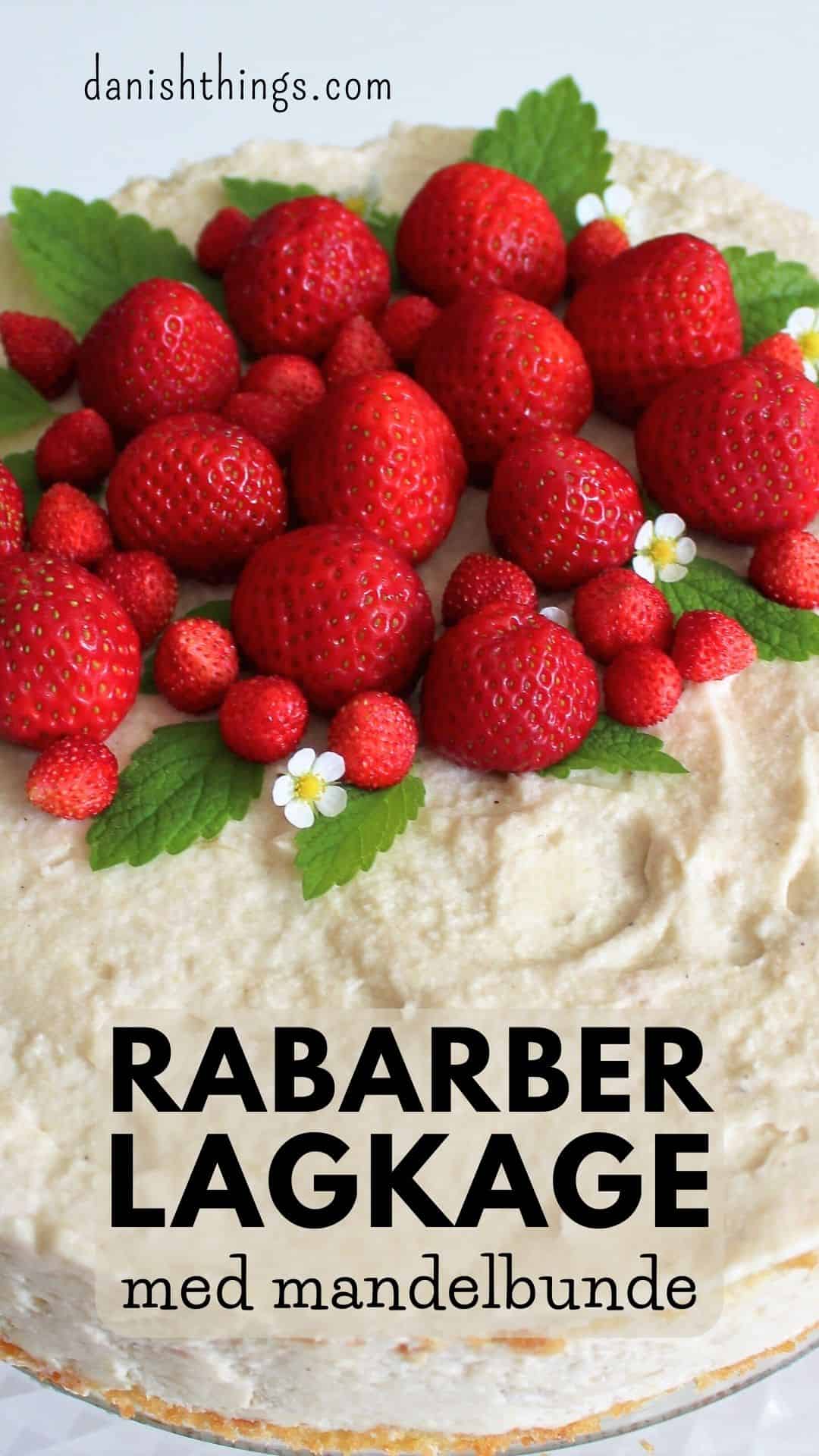 Rabarberlagkage. En let, luftig og lækker lagkage med rabarbermousse og mandelbunde. Dejlig moussekage til sommerfest og fødselsdag. Få tips til lagkagebundene og hvordan du kan mixe med nogle af de andre lagkager med mousse. Find opskrifter, gratis print og inspiration til årets gang på danishthings.com © Christel Parby - Danish Things #DanishThings #rabarberlagkage #kagebunde #lagkagebunde #rabarber #sommer #fødselsdag #fest #lagkagebund #mandler #kartoffelmel #opskrift