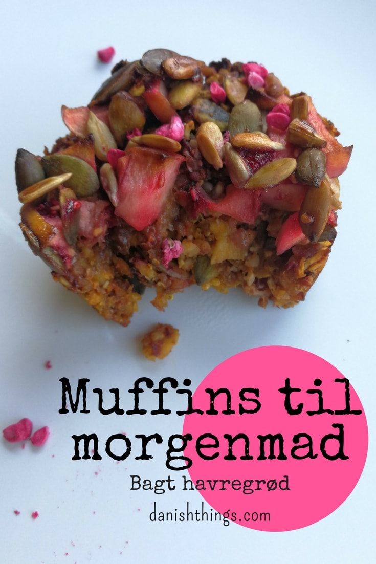 Muffins til morgenmad - Morgenmadsmuffins - Bagt havregrød. Disse muffins er uden raffineret sukker. En sundere morgenmadsbar, meget nem “tag med” morgenmad. Også god som mellemmåltid, eftermiddagssnack eller som en sundere kage til kaffen. Find opskrifter, gratis print og inspiration til årets gang på danishthings.com © Christel Parby - Danish Things #DanishThings #morgenmadsmuffins #morgenmadsbar #TagMedMorgenmad #BagtHavregrød #havremuffins #sundere #kage #snack #bagt #havregrød #muffins #morgenmad #madpakke #TagMed