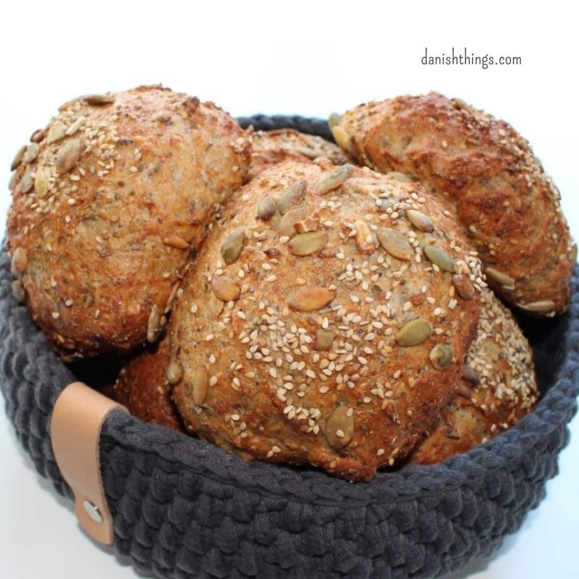 De bedste boller, til morgenmad, sandwich og som brød til aftensmaden. Lækre bløde boller, som kan gøres sprøde, når du genvarmer dem. Fuldkornsbollerne kan bruges som sandwichboller, madpakkeboller, rundstykker… En super god bolleopskrift! Find opskrifter, gratis print og inspiration til årets gang på danishthings.com #DanishThings #boller #bedste #fuldkornsboller #morgenboller #sandwichboller #madpakkeboller #flutes #brød #tilbehør #bløde #hjemmebag #morgenmad