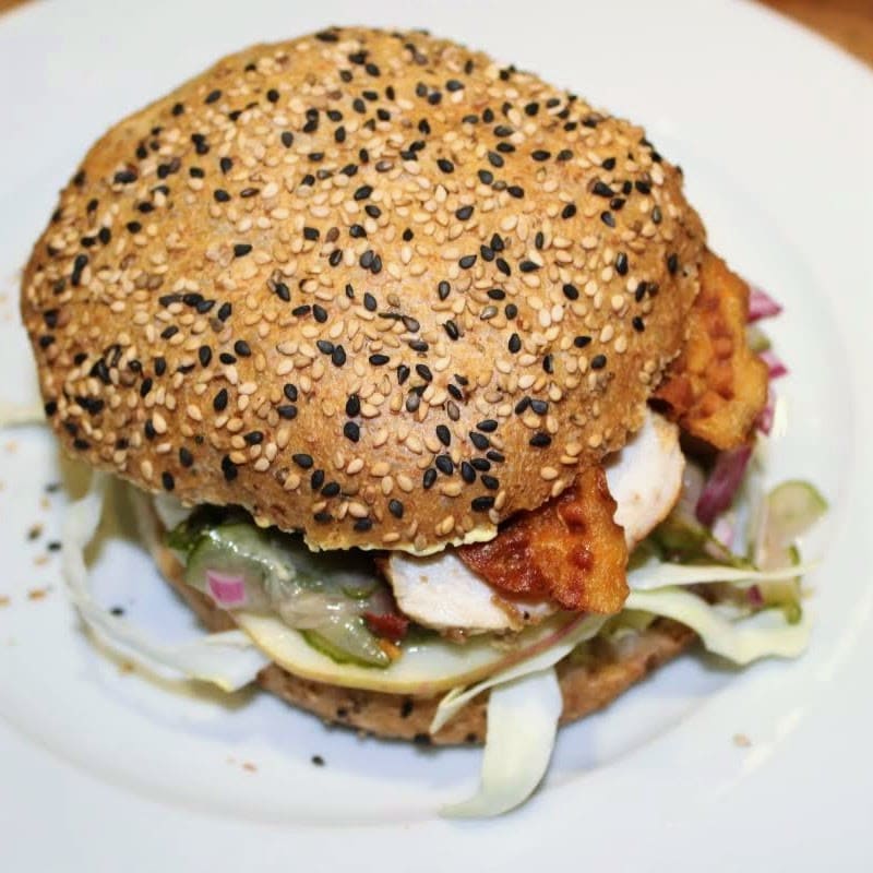 Lav en lækker kyllingesandwich – a la club sandwich. Få opskrifter på tilberedning af kylling, hjemmebagte boller, hjemmelavet agurkesalat, dressing og meget mere. Find mere inspiration og opskrifter til årets gang på danishthings.com