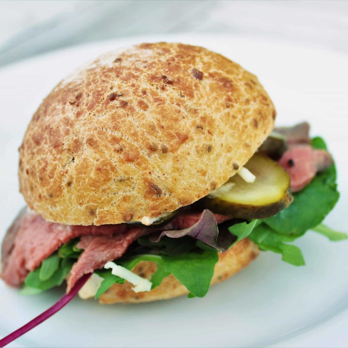 Lav en lækker sandwich med hjemmelavet remoulade, oksefilet lavet sous vides og de bedste boller. Remouladen er lavet af din egen pickles og den nemmeste mayonnaise, bruge den også som tilbehør til pommes frites eller hvor du ellers bruger remoulade. Find opskrifter, gratis download, print og inspiration til årets gang på danishthings.com