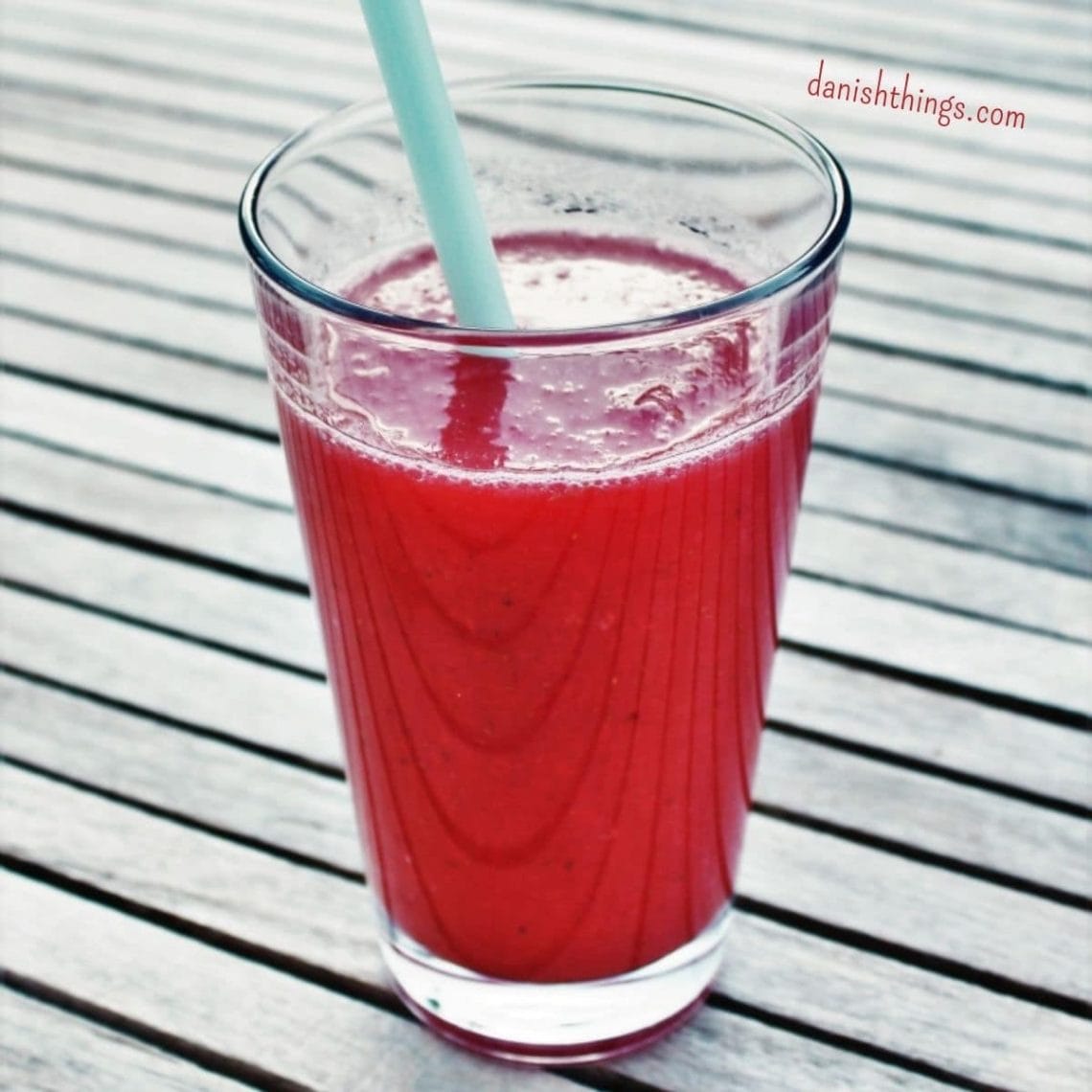 Jordbær-hyldeblomst iste eller slush ice på 5 minutter. Lav en lækker jordbær-hyldeblomst iste med koldbrygget te. Lav din iste med den konsistens, som du bedst kan li’, som almindelig iste, slush ice eller sorbet. Find opskrifter, gratis print og inspiration til årets gang på danishthings.com #DanishThings #spisnaturen #hyldeblomst #jordbær #sommer #spissommeren #iste #slushice #hyldeblomstsaft #drik #jordbær-hyldeblomstiste #jordbær-hyldeblomstslushice #kolddrik #koldbrygget #koldbrygget-te #opskrift #sommerdrik #sorbet #te #tørstslukker