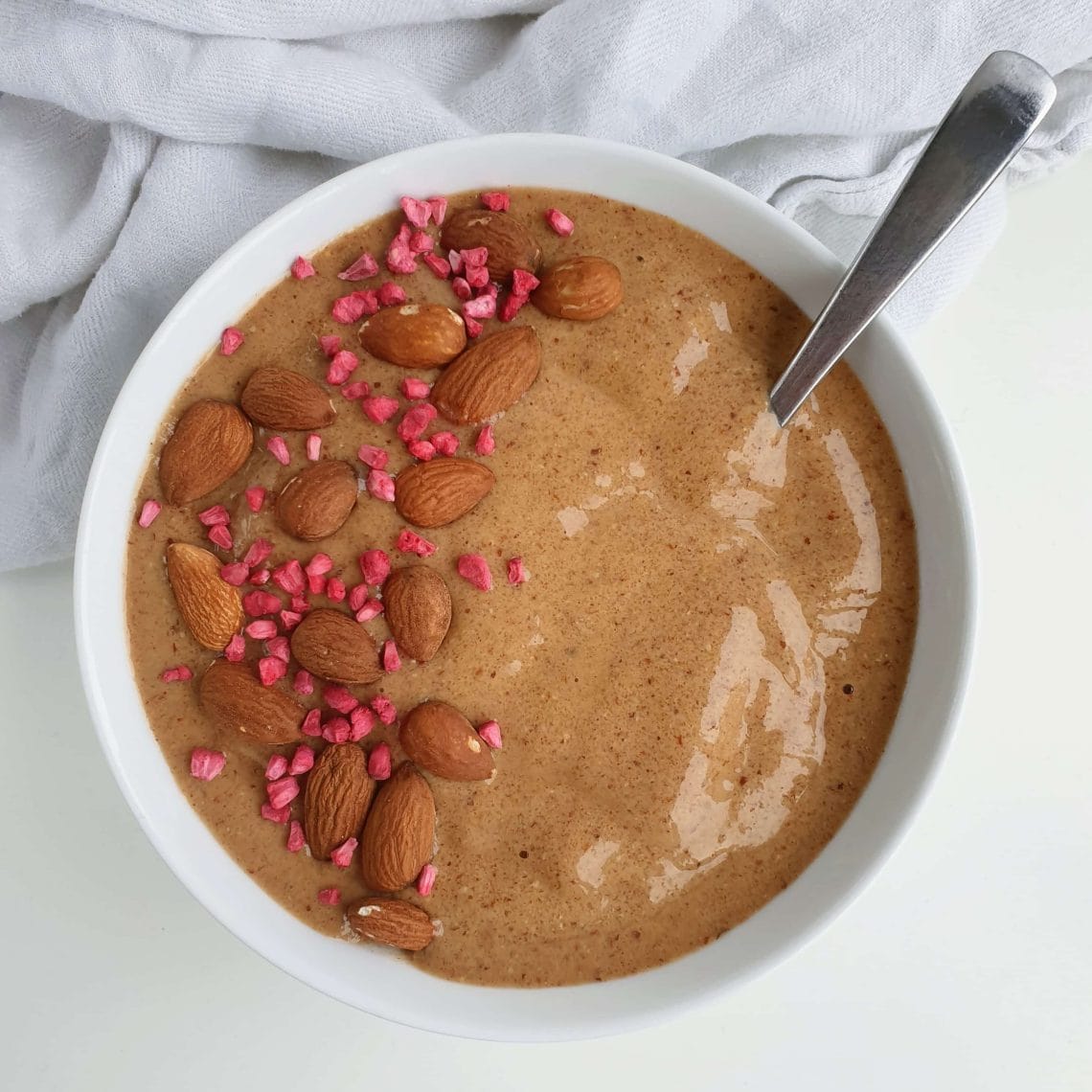 Morgenmadssmoothie - iskaffe med chiafrø eller en sundere isdessert. Jeg har fundet opskriften på den bedste chia-kaffesmoothie, eller smoothie bowl, sødet med dadler. Om morgen laver du en velsmagende morgenkaffe smoothie, eller smoothie bowl, med lækker topping - en morgenmad du også kan ta’ med. Du kan også lave smoothien som snack eller som en sundere dessert. Nyd den med god samvittighed, for chia-kaffesmoothien er fyldt med gode sager. Find opskriften på danishthings.com #danishthings #smoothie #smoothie-bowl #smoothieis #chia #kaffe #dadler #morgenmad #dessert #iskaffe #is