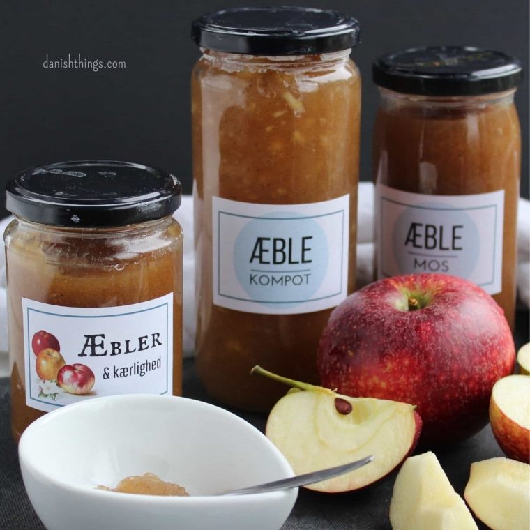 Æblemos med vanilje. Lav din egen æblemos, æblekompot eller æblemarmelade. Sød den som du vil, og smag til med citron og vanilje. Find kager og desserter med æblemos, samt opskrifter, gratis print, inspiration til årets gang på danishthings.com #DanishThings #æble #æbler #æblemos #æblekompot #æblemarmelade #mos #kompot #marmelade #citron #vanilje #hjemmelavet #efterår #spisnaturen #spisefteråret
