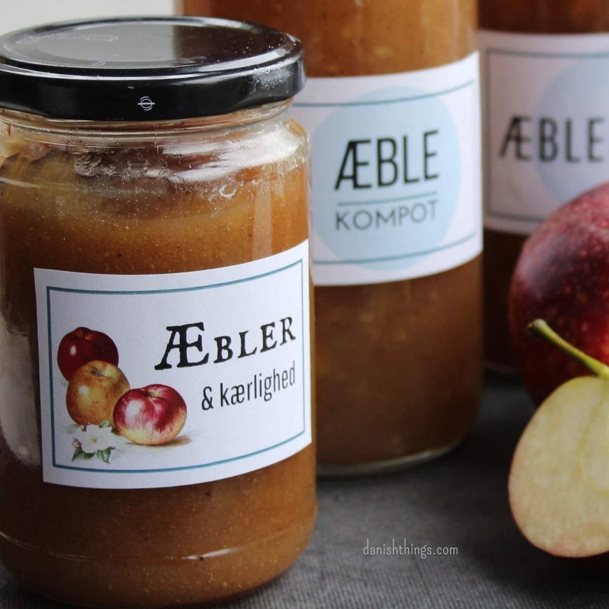 Æblemos med vanilje. Lav din egen æblemos, æblekompot eller æblemarmelade. Sød den som du vil, og smag til med citron og vanilje. Find kager og desserter med æblemos, samt opskrifter, gratis print, inspiration til årets gang på danishthings.com #DanishThings #æble #æbler #æblemos #æblekompot #æblemarmelade #mos #kompot #marmelade #citron #vanilje #hjemmelavet #efterår #spisnaturen #spisefteråret
