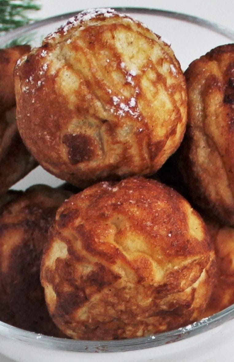 Danish aebleskiver - Puff dumplings - Apple dumplings - Filled pancakes - Pancake balls – in Danish æbleskiver. The most delicious filled aebleskiver. Fill your aebleskiver with apple compote, jam, marmalade or with extra batter and have nice round aebleskiver. Eat them as they are or serve them with sugar and marmalade. Find the recipe and inspiration for your Danish inspired Christmas @ danishthings.com.