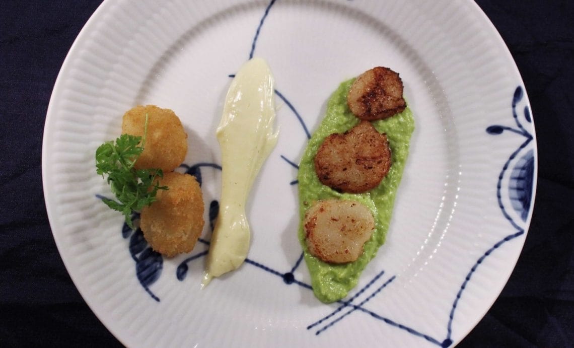 KammuKammuslinger til forret – find opskrift på stegte kammuslinger med ærtepuré og friturestegte kammuslinger med hjemmelavet mayonnaise. Forslag til nytårsmenu, andre opskrifter og inspiration til årets gang på danishthings.com #DanishThings #kammuslinger #smørstegte #friturestegte #ærter #ærtepure slinger til forret – fin opskrift på stegte kammuslinger med ærtepuré og friturestegte kammuslinger med hjemmelavet mayonnaise. Nytårsmenu 2018/2019 - find opskrifter og inspiration til årets gang på danishthings.com