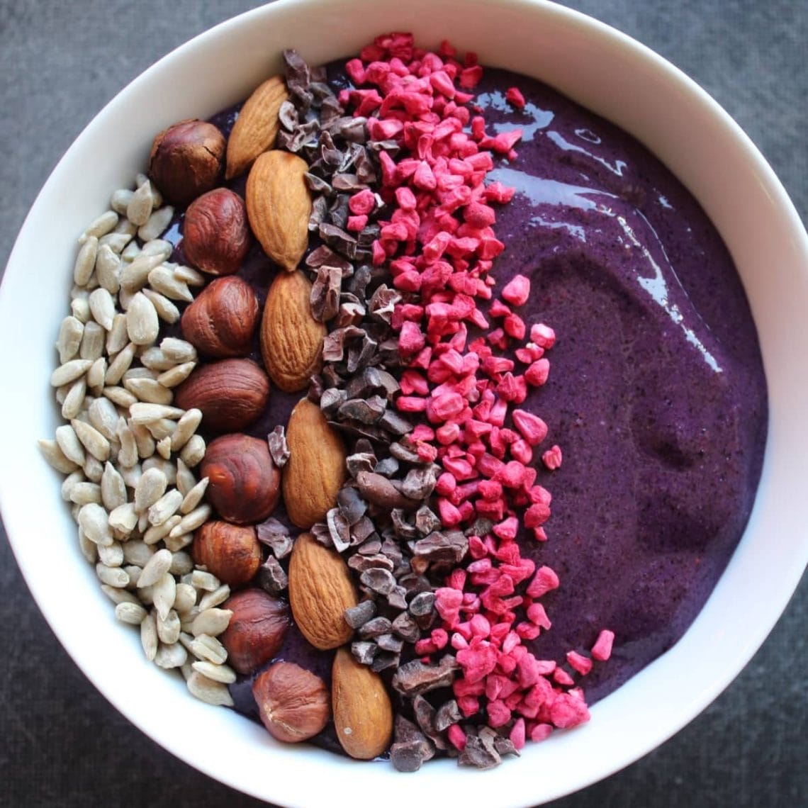 Her er opskriften på den bedste blåbærsmoothie bowl, eller smoothie, sødet med dadler. Du kan lave en velsmagende blåbærsmoothie eller smoothie bowl med lækker topping, om morgenen - en morgenmad du også kan ta’ med. Du kan også lave smoothien som snack eller som en sundere dessert, toppet med alt muligt lækkert. Nyd den med god samvittighed, for din blåbærsmoothie er fyldt med gode sager. Find opskriften, gratis print og inspiration til årets gang på danishthings.com