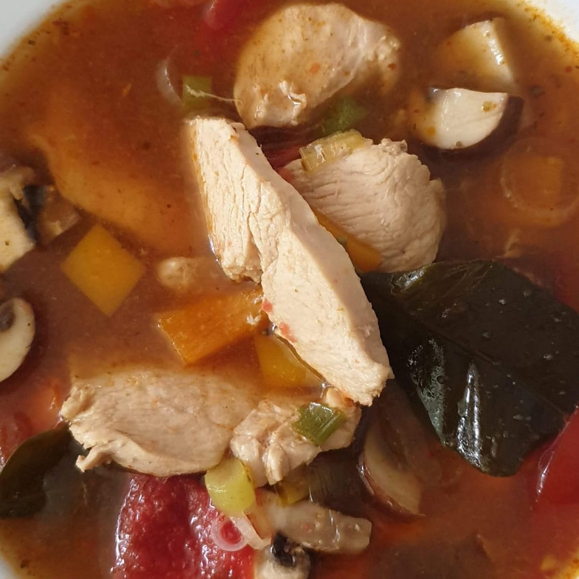 Thailandsk kyllingesuppe - Tom Yam med kylling. Find opskriften, idéer til at gøre suppen vegetarisk eller vegansk, og mere inspiration til årets gang på danishthings.com