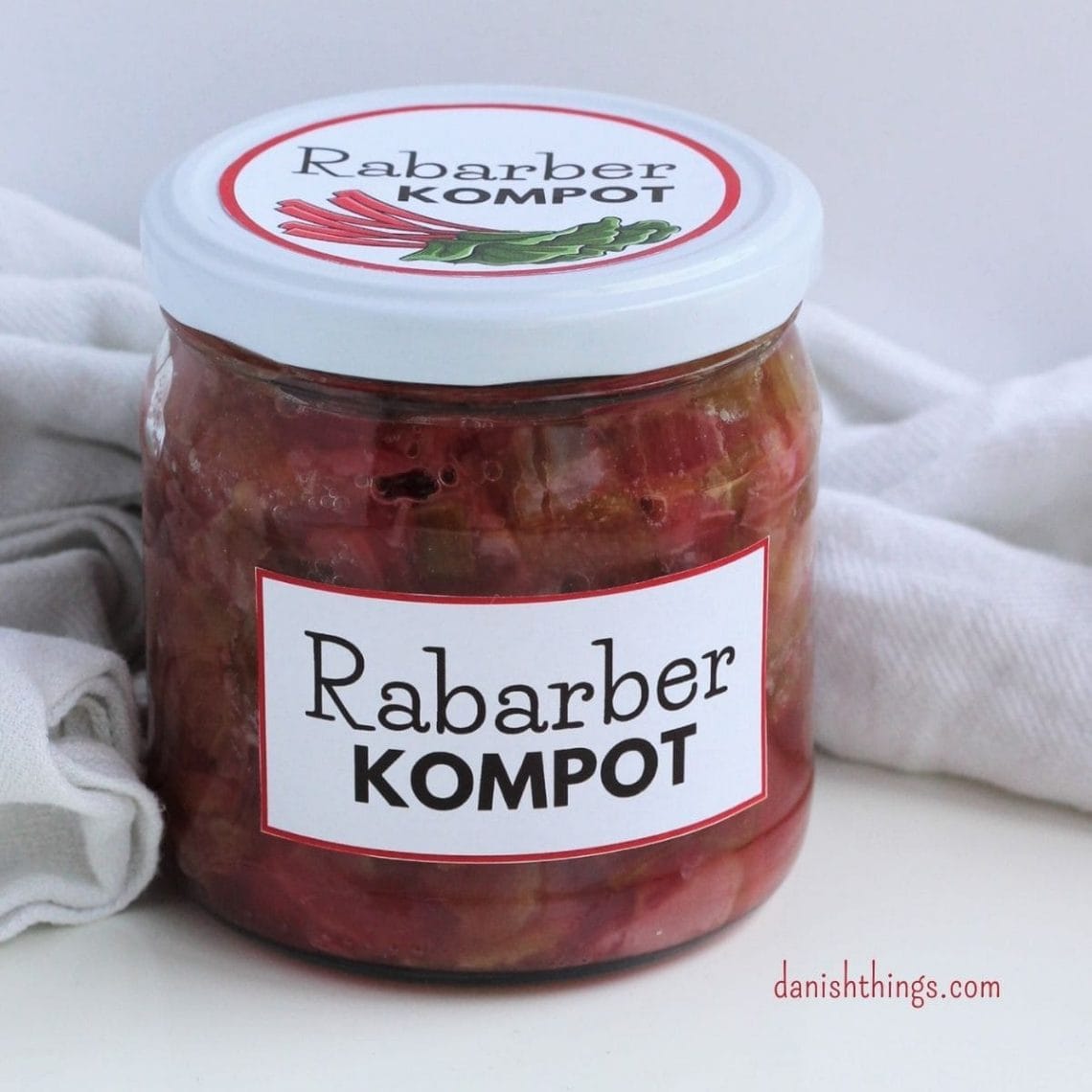 Syltede rabarber. Lav rabarberkompot, rabarbersyltetøj eller rabarberpuré og få samtidig en lækker en rabarbersirup. Brug din rabarberkompot i kager og desserter, som tilbehør til din morgengrød, din yoghurt, til flødeis og sorbet… Drik din rabarbersaft, lav slush-ice, iste, mocktails og cocktails. Få også gratis labels til dine glas og flasker. Find opskrifter, gratis print og inspiration til årets gang på danishthings.com #DanishThings #rabarber #sylte #syltede #syltede-rabarber #kompot #syltetøj #saft #sirup # rabarberkompot # rabarbersyltetøj # rabarbersaft # rabarbersirup #grønnerabarber #haverabarber #SpisForåret #SpisSommeren #tilbehør #drik #labels #etiketter #gratis