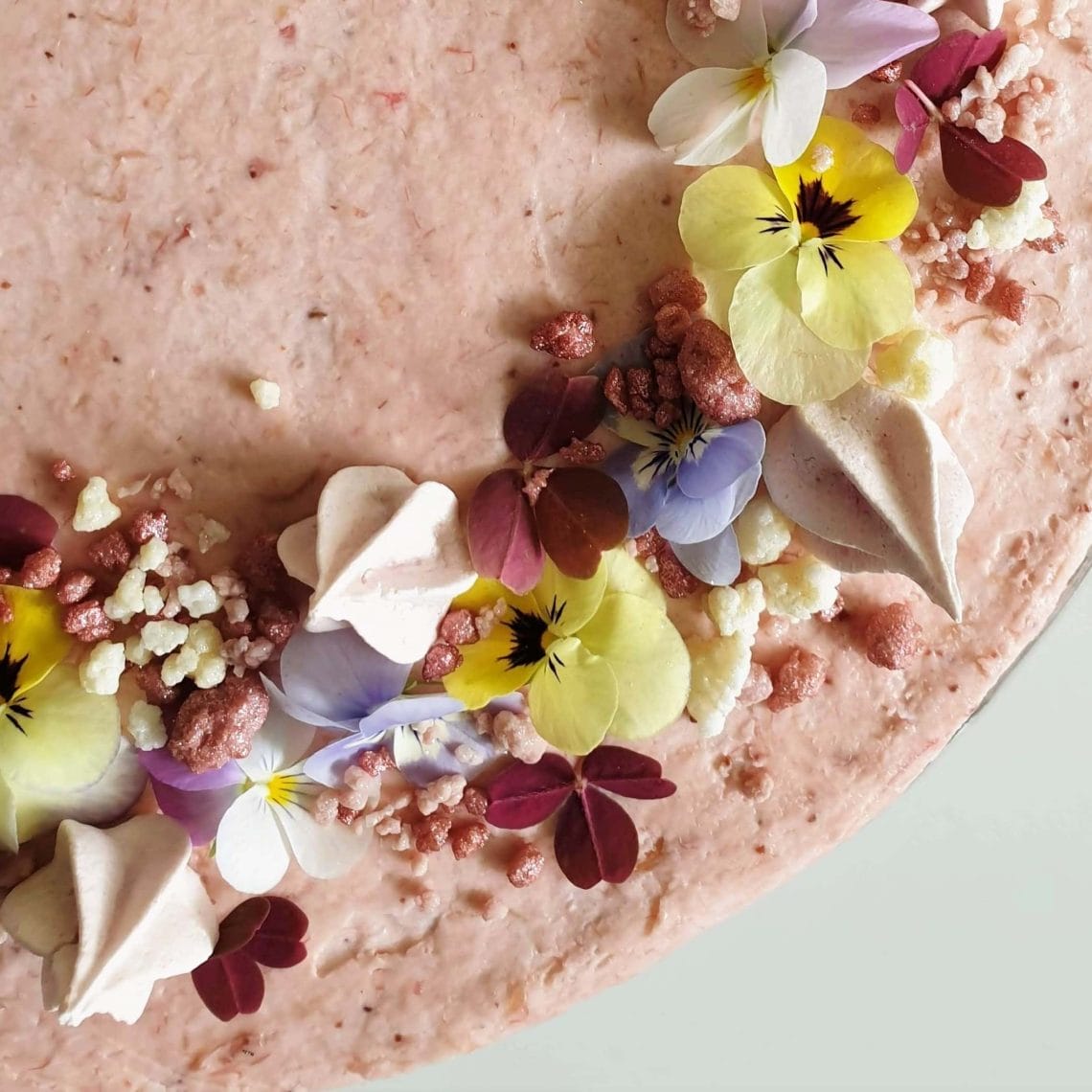 Jordbær-rabarberlagkage. En lækker lagkage med jordbær-rabarbermousse, rabarberindlæg, vaniljemousse og makronbund, brug den til fødselsdag eller fest. Find opskrifter, gratis print og inspiration til årets gang på danishthings.com