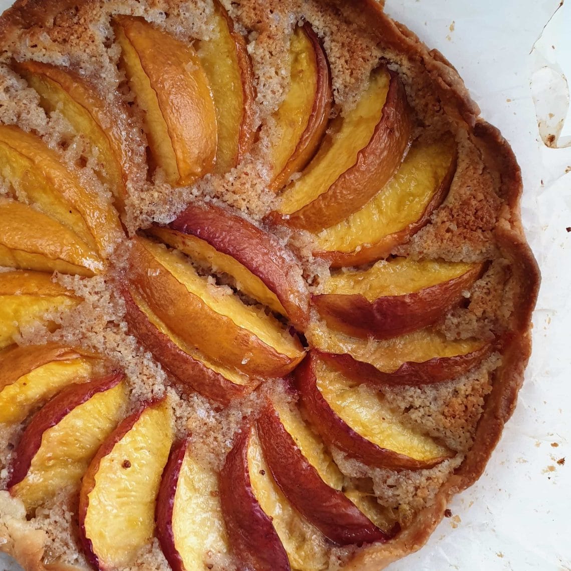 Nektaringalette - nektarintærte - lav en lækker rustik tærte med nektariner og frangipane. Perfekt til kaffen eller som dessert med is, brug årstidens frugter og bær. Find opskrifter og inspiration til årets gang på danishthings.com.