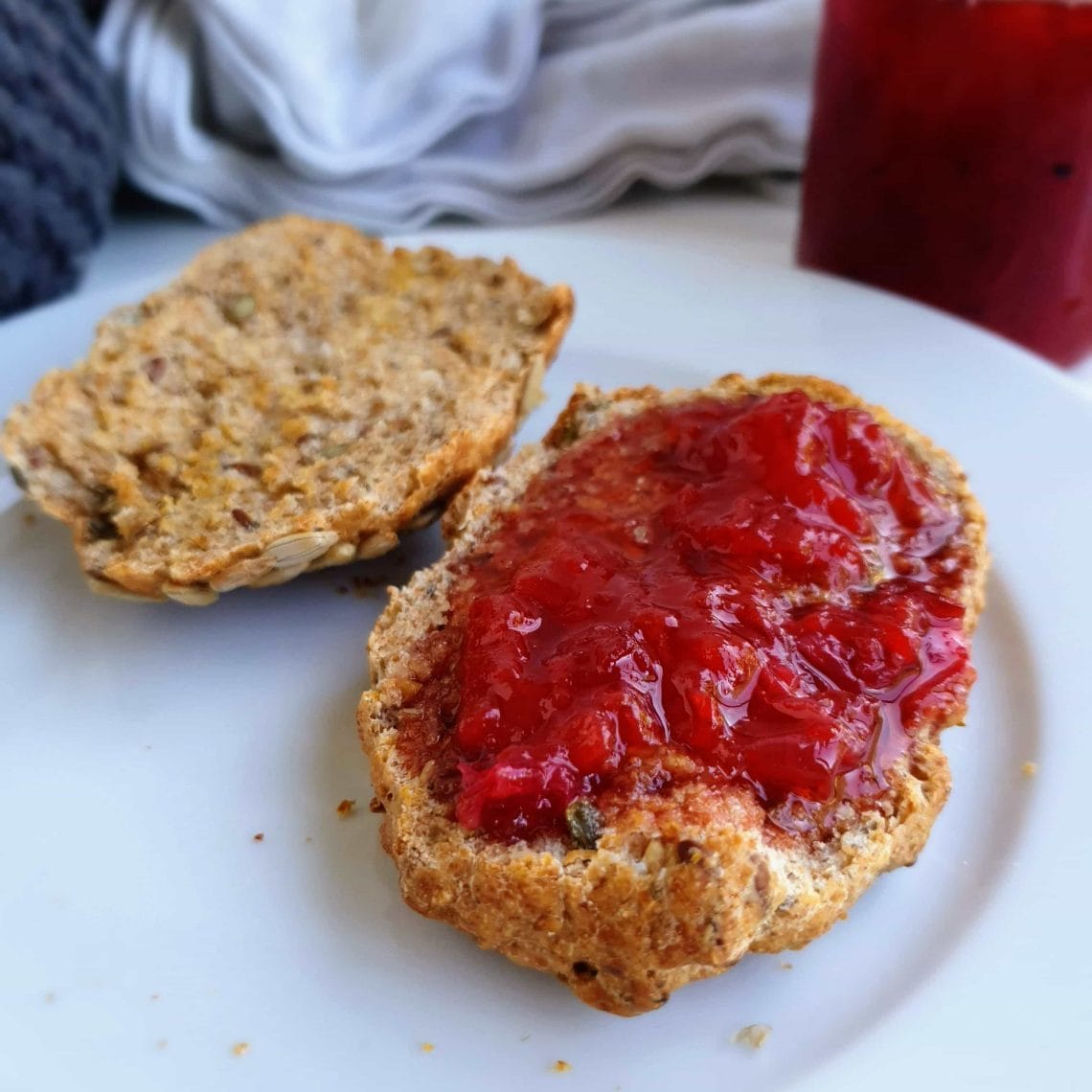 De bedste rugboller, til madpakken, som mellemmåltid og som morgenmad. Rugbollerne kan bruges i som madpakkeboller, minirugbrød, sandwichboller, mellemmåltidsbolle og meget mere. En super god rugbolleopskrift! Find opskrifter og inspiration til årets gang på danishthings.com (Recipe in danish)