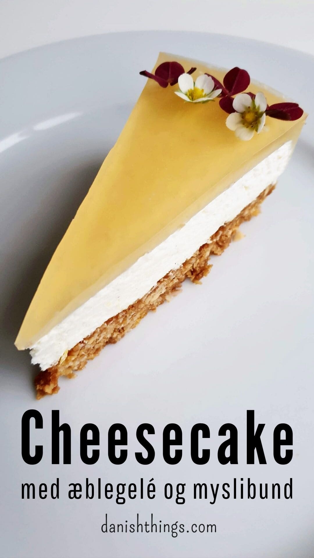 Cheesecake med citron - en lækker cheesecake med myslibund og æblegelé. Du kan servere den lækre cheesecake året rundt, spis den til kaffen, tag den med på arbejdet, server den til påskefrokosten, på skovturen, til fødselsdagen, på en søndag... Find opskrifter, print og inspiration til årets gang på danishthings.com © Christel Parby - Danish Things #DanishThings #cheesecake #myslibund #mysli #citron #citronmousse #æblegele #æble #forårskage #påske #påskekage #skovtur #efterår #luftig #lækker 