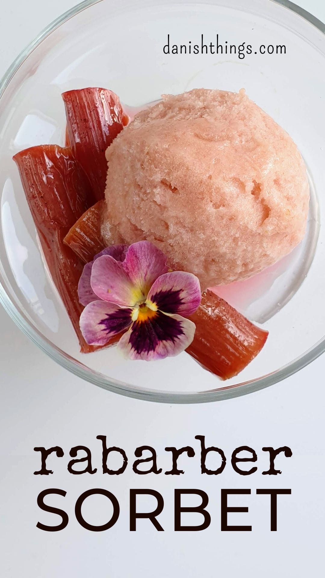 Sådan laver en lækker rabarbersorbet. En frisk og let syrlig sorbet, som du kan spise alene eller servere med bagte rabarber og flødeis – eller bruge i en drink. Find opskrifter, gratis print og inspiration til årets gang på danishthings.com #DanishThings #rabarber #rabarbersorbet #sorbet #is #haverabarber #dessert