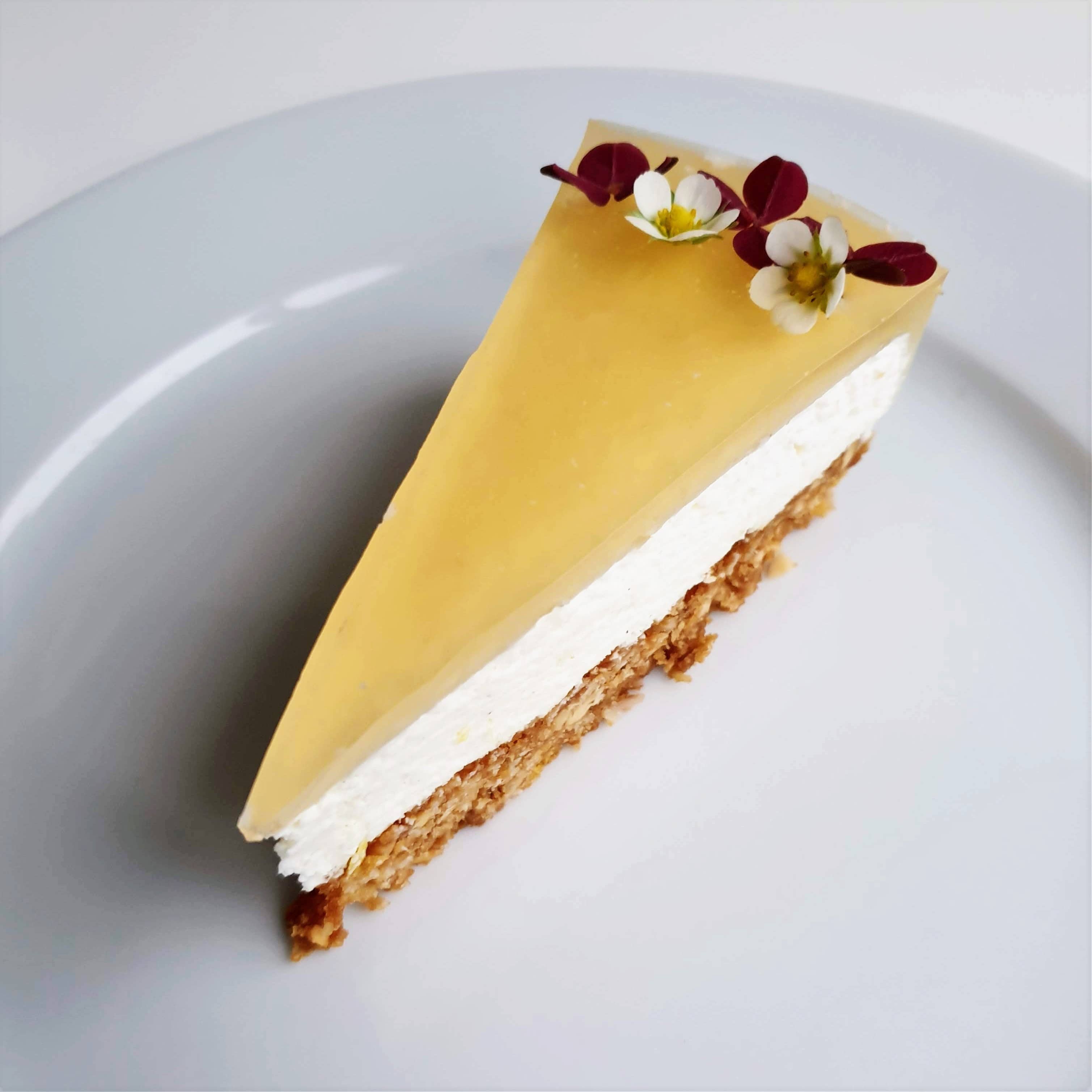 Cheesecake med citron - en lækker cheesecake med myslibund og æblegelé. Du kan servere den lækre cheesecake året rundt, spis den til kaffen, tag den med på arbejdet, server den til påskefrokosten, på skovturen, til fødselsdagen, på en søndag... Find opskrifter, print og inspiration til årets gang på danishthings.com © Christel Parby - Danish Things #DanishThings #cheesecake #myslibund #mysli #citron #citronmousse #æblegele #æble #forårskage #påske #påskekage #skovtur #efterår #luftig #lækker 