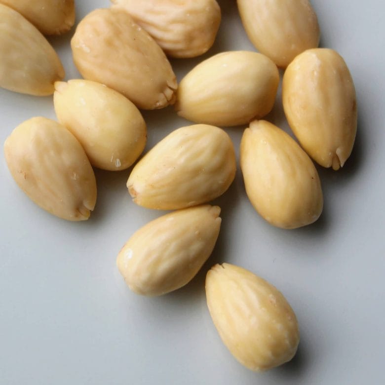 Make your own blanched almonds, baked almonds and almond flourmeal - it is easy and cheaper than store bought - recipes and inspiration @ danishthings.com