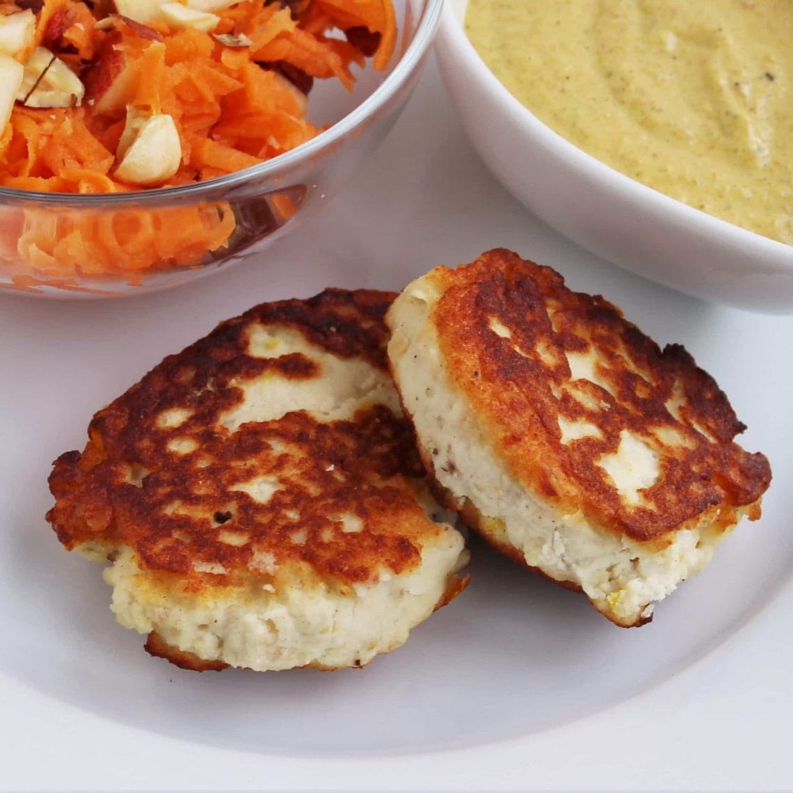 Nemme fiskefrikadeller med citron, server dem med råkostsalat og kartofler, så har du aftensmad, som er nem, sund og lækker. Find opskrifter, gratis print og inspiration til årets gang på danishthings.com
