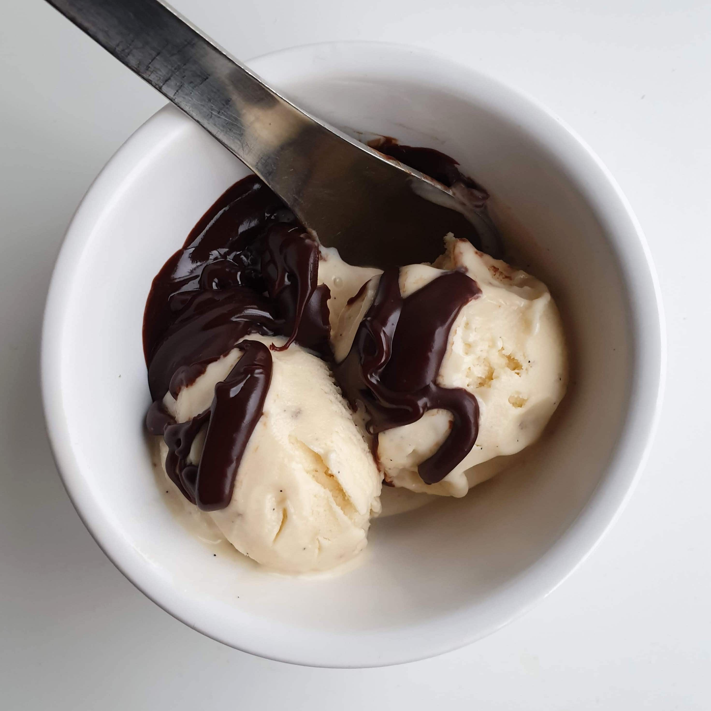En klassisk dansk dessert - vaniljeis med chokolade ganache. Find opskrifter, gratis download, print og inspiration til årets gang på danishthings.com