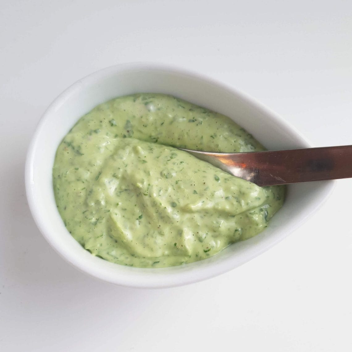 Den bedste ramsløgsaioli, ramsløgsmayonnaise og ramsløgsmayo. Sådan laver du nemmest, og hurtigst, mayonnaise med ramsløg - et af forårets lækreste og mest anvendelige tilbehør. Find opskrifter, gratis print og inspiration til årets gang på danishthings.com #DanishThings #ramsløg #aioli #mayo #mayonnaise #ramsløgsaioli #ramsløgsmayo #ramsløgsmayonnaise #nem #denbedste #forår #tilbehør #dip #hurtigaioli #hurtig mayo #nemmayo