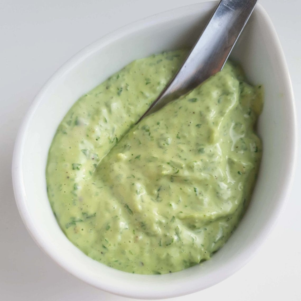 Den bedste ramsløgsaioli, ramsløgsmayonnaise og ramsløgsmayo. Sådan laver du nemmest, og hurtigst, mayonnaise med ramsløg - et af forårets lækreste og mest anvendelige tilbehør. Find opskrifter, gratis print og inspiration til årets gang på danishthings.com #DanishThings #ramsløg #aioli #mayo #mayonnaise #ramsløgsaioli #ramsløgsmayo #ramsløgsmayonnaise #nem #denbedste #forår #tilbehør #dip #hurtigaioli #hurtig mayo #nemmayo