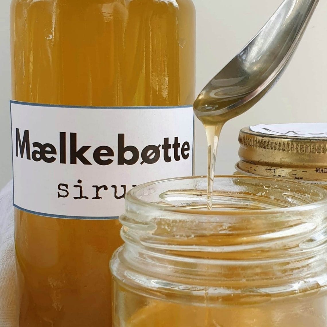 Sådan laver du mælkebøttesirup. Lav honningsmagende sirup af dine mælkebøtter, og brug ukrudtet til noget sødt. Find opskrifter, gratis print og inspiration til årets gang på danishthings.com #DanishThings #mækebøtte #sirup #mælkebøttesirup #forår