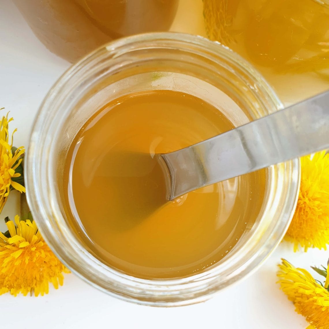 Sådan laver du mælkebøttesirup. Lav honningsmagende sirup af dine mælkebøtter, og brug ukrudtet til noget sødt. Find opskrifter, gratis print og inspiration til årets gang på danishthings.com #DanishThings #mækebøtte #sirup #mælkebøttesirup #forår #mælkebøtteopskrift