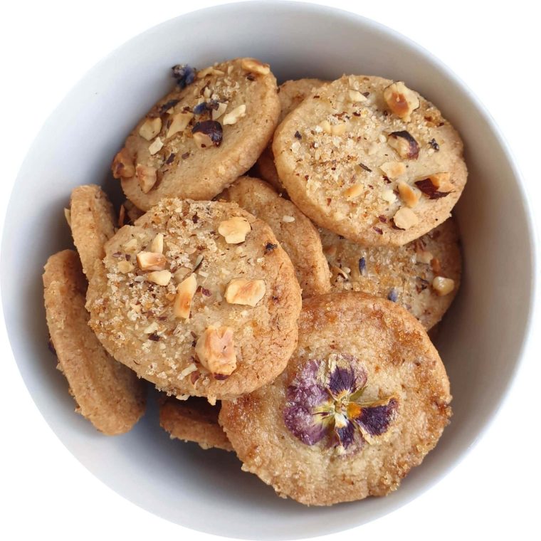 Sådan laver du lavendelsmåkager. Lav lækre sprøde småkager med en parfumeret lavendelsmag og et drys af nødder – eller vil du hellere dekorere med blomster? Find opskrifter, gratis print og inspiration til årets gang på danishthings.com #DanishThings #lavendel #småkager #cookies #lavendelsmåkager #spiselige-blomster #sommer #krydrede #parfumerede #smukke #smukmad #lækre #sprøde