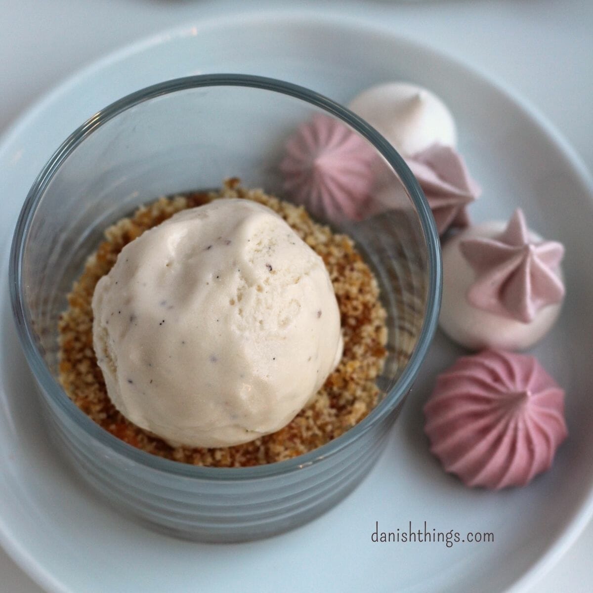 Verdens bedste vaniljeis – lav selv den superlækre flødeis, der udnytter dine vaniljestænger optimalt. En cremet og lækker is som kan spises året rundt. Her får du opskriften, forslag til tilbehør, og hvis du vil variere din flødeis, til valg af fyld. Find opskrifter og inspiration til årets gang på danishthings.com #DanishThings #vaniljeis #vanilje #flødeis #Verdensbedste #bedste #cremet #is #klassiker #dessert