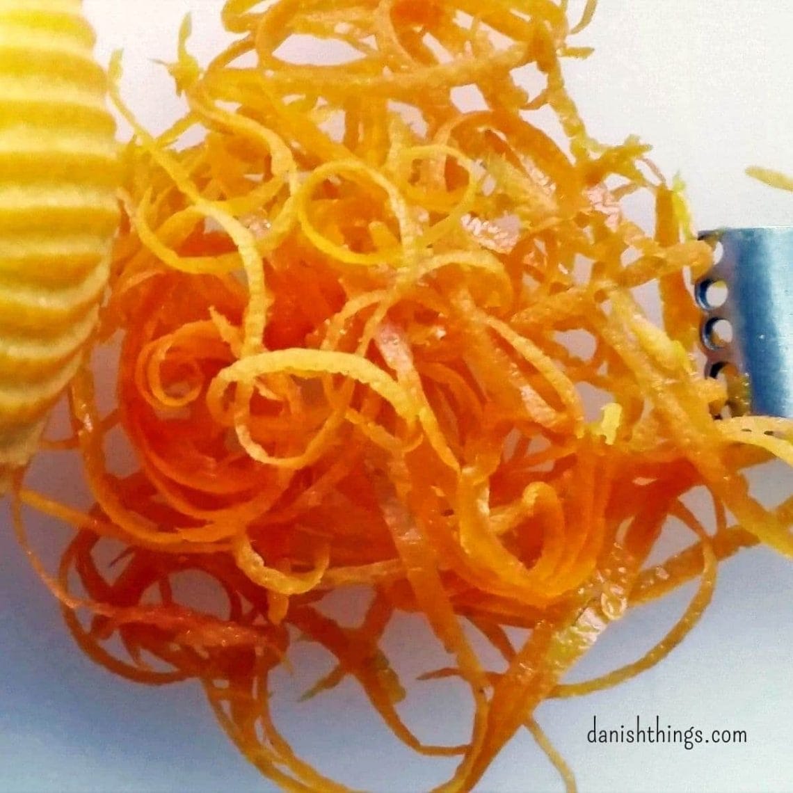 Sådan laver du nemt din egen appelsinmarmelade af økologiske eller usprøjtede appelsiner. Lav en sød appelsinmarmelade, en mere bitter orangemarmelade eller lav appelsinsyltetøj. Brug appelsinmarmeladen på brød og boller, eller i dine kager, desserter, gule boller... Find opskrifter, gratis print og inspiration til årets gang på danishthings.com #DanishThings #appelsin #appelsinmarmelade #orange #orangemarmelade #bitter #sød #marmelade #syltetøj #sukkersyltet