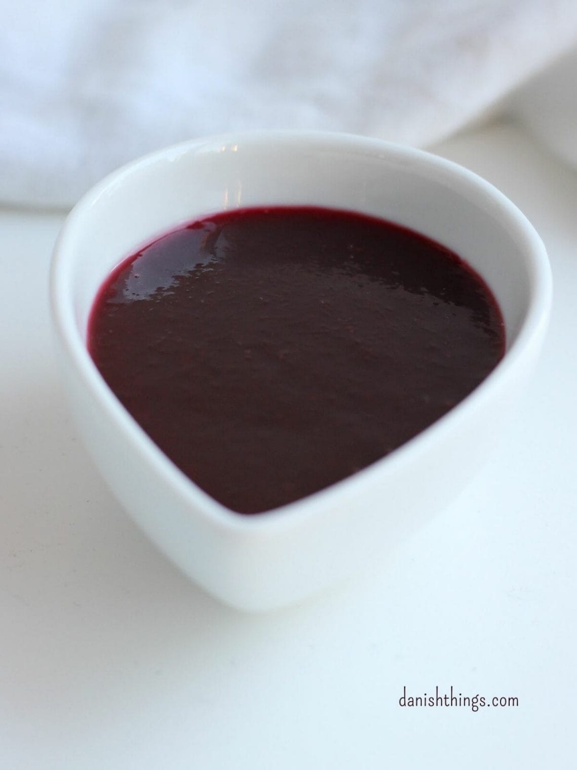 Lav en klassisk hindbærcoulis – en sød puré af hindbær. Brug din coulis – din hindbærsauce, som tilbehør til kage, is og desserter eller på din grød, yoghurt, koldskål, som saftevand, i din drink... Find opskrifter, gratis print og inspiration til årets gang på danishthings.com #DanishThings #hindbær #coulis #hindbærcoulis #spisnaturen #efterår #spisefteråret #hindbærsauce #bær #bærsauce #sauce #dessertsauce #hindbærpuré #puré #frugtpuré #bærpuré