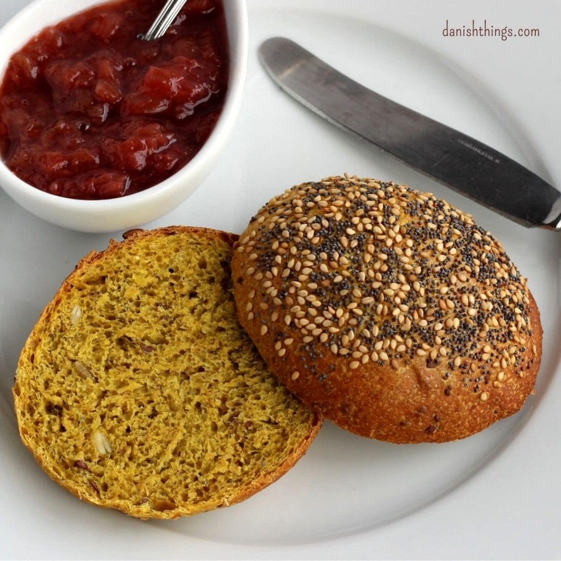 Sådan laver du mælkebøtteboller. Spis naturen – den smager godt! Lav mælkebøtteboller, spis dem til morgenmad, brug dem til sandwich eller som tilbehør til salater, supper og gryderetter. Find opskrifter, gratis print og inspiration til årets gang på danishthings.com #DanishThings #mælkebøtteboller #mælkebøtte #boller #spisnaturen #forår #spisforåret #flutes #morgenmad #morgenbrød #sandwich #sandwichboller #mælkebøtteopskrift