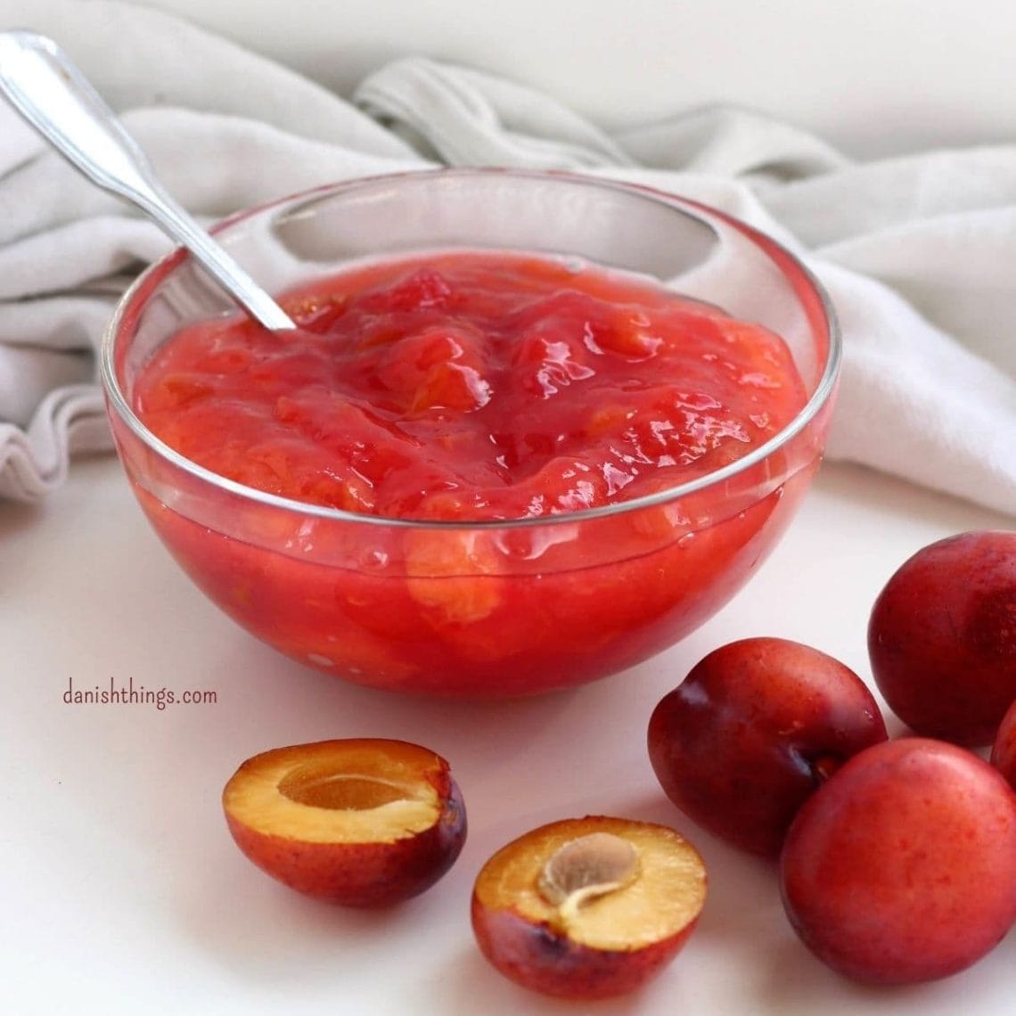 Blommekompot – hjemmelavet frugtgrød af blommer. Lav en kompot af de lækre blommer, brug den som tilbehør til is og pandekager, i en blommetrifli, som blommemarmelade eller spis blommekompotten som blommegrød med fløde på. Nem og hurtig opskrift med få ingredienser. Find opskrifter, print og inspiration til årets gang på danishthings.com © Christel Parby Danish Things #DanishThings #blomme #blommer #blommekompot #blommegrød #kompot #frugtgrød #tilbehør #blommemarmelade #lav-det-selv #hjemmelavet #spisnaturen