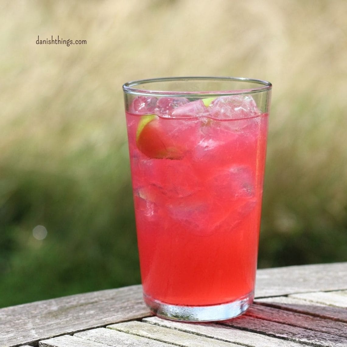 Sådan laver du Rose gin Hass – både som rose cocktail og rose mocktail. Lav en ny variant af den populære gin Hass – rose gin Hass, gerne med hjemmelavet rosensirup og rose gin, som du også finder opskrifterne på. Nem og hurtig opskrift med få ingredienser. Find opskrifter, print og inspiration til årets gang på danishthings.com © Christel Parby - Danish Things #DanishThings #drink #drinks #mocktail #cocktail #RoseGinHass #GinHass #gin #rosengin #hybenrosegin #alkohol #hybenrose #hybenrosesaft #hybenrosesirup #rose #roser #saft #rosensirup #rosensaft #sirup #blomster #lav-det-selv #hjemmelavet #spisnaturen