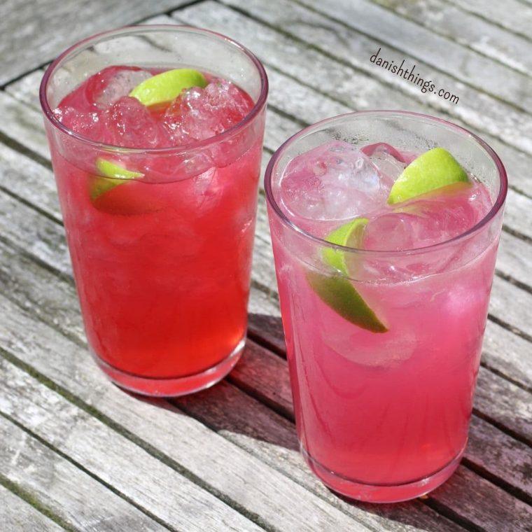 Sådan laver du Rose gin Hass – både som rose cocktail og rose mocktail. Lav en ny variant af den populære gin Hass – rose gin Hass, gerne med hjemmelavet rosensirup og rose gin, som du også finder opskrifterne på. Nem og hurtig opskrift med få ingredienser. Find opskrifter, print og inspiration til årets gang på danishthings.com © Christel Parby Danish Things #DanishThings #drink #drinks #mocktail #cocktail #RoseGinHass #GinHass #gin #rosengin #hybenrosegin #alkohol #hybenrose #hybenrosesaft #hybenrosesirup #rose #roser #saft #rosensirup #rosensaft #sirup #blomster #lav-det-selv #hjemmelavet #spisnaturen