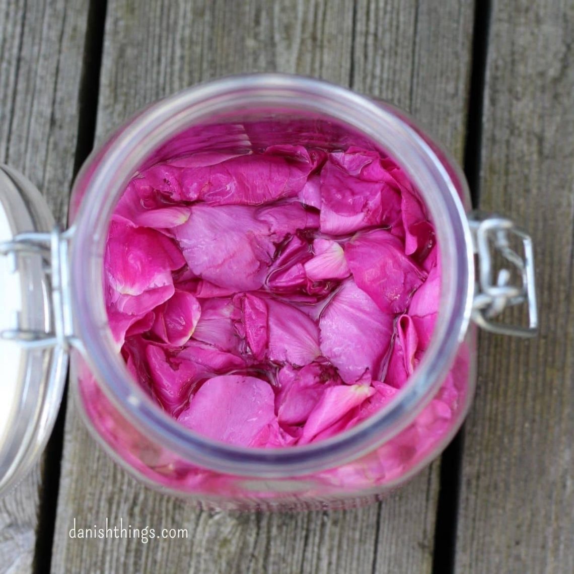 How to make your own rose-infused alcohol in days - make gin or vodka with a subtle flavour of roses. Add a personal touch to your cocktails and long drinks using homemade rose gin and rose vodka. Find recipes, prints, and inspiration for all seasons at danishthings.com © Christel Parby Danish Things #DanishThings #rosehip #rosevodka #rosegin #rose #roses #gin #rosehippetals #vodka #alcohol #flowers #eatnature #danish #recipe