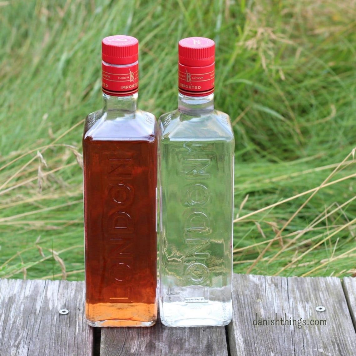 How to make your own rose-infused alcohol in days - make gin or vodka with a subtle flavour of roses. Add a personal touch to your cocktails and long drinks using homemade rose gin and rose vodka. Find recipes, prints, and inspiration for all seasons at danishthings.com © Christel Parby Danish Things #DanishThings #rosehip #rosevodka #rosegin #rose #roses #gin #rosehippetals #vodka #alcohol #flowers #eatnature #danish #recipe