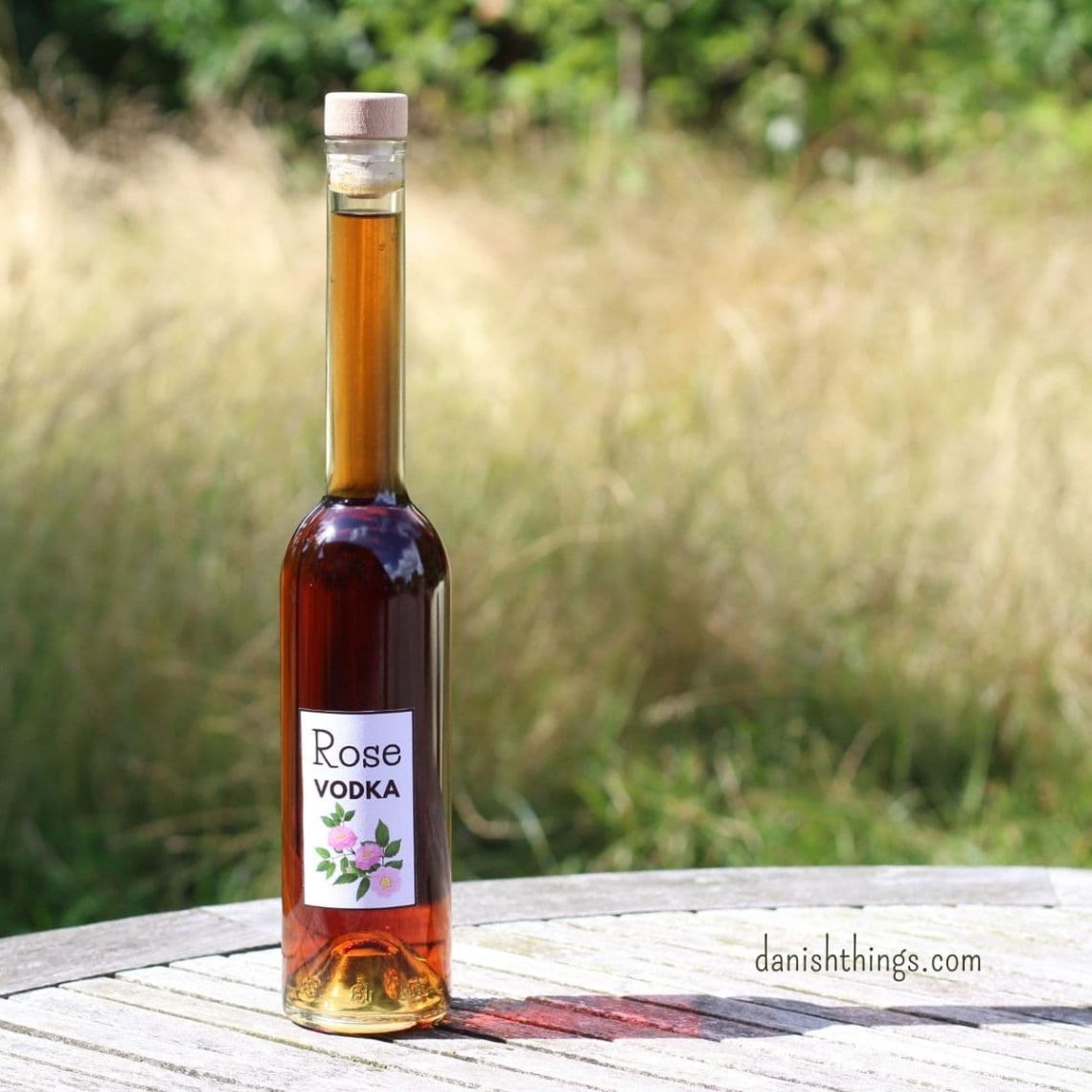 How to make your own rose-infused alcohol in days - make gin or vodka with a subtle flavour of roses. Add a personal touch to your cocktails and long drinks using homemade rose gin and rose vodka. Find recipes, prints, and inspiration for all seasons at danishthings.com © Christel Parby Danish Things #DanishThings #rosehip #rosevodka #rosegin #rose #roses #gin #rosehippetals #vodka #alcohol #flowers #eatnature #danish #recipe