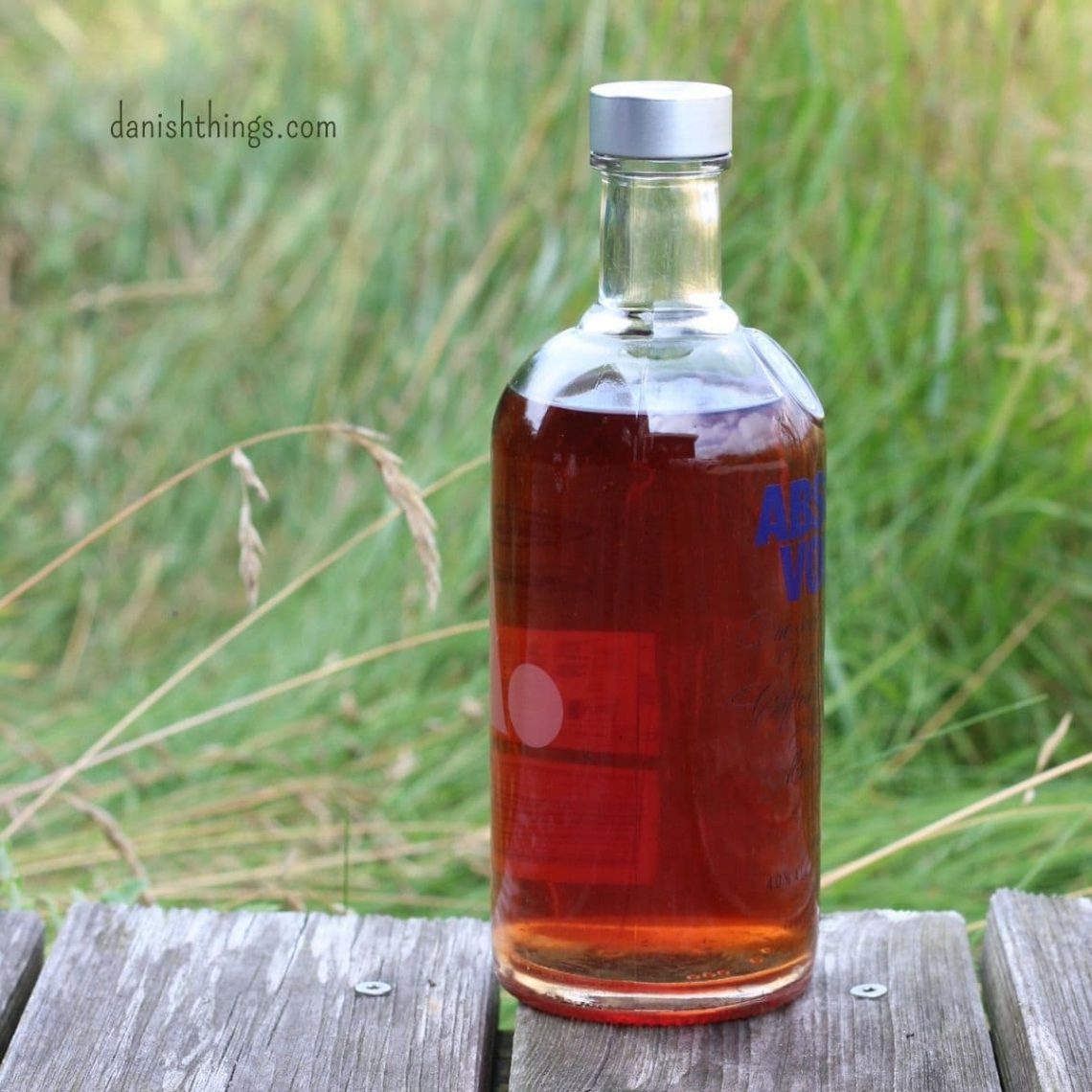 How to make your own rose-infused alcohol in days - make gin or vodka with a subtle flavour of roses. Add a personal touch to your cocktails and long drinks using homemade rose gin and rose vodka. Find recipes, prints, and inspiration for all seasons at danishthings.com © Christel Parby Danish Things #DanishThings #rosehip #rosevodka #rosegin #rose #roses #gin #rosehippetals #vodka #alcohol #flowers #eatnature #danish #recipe