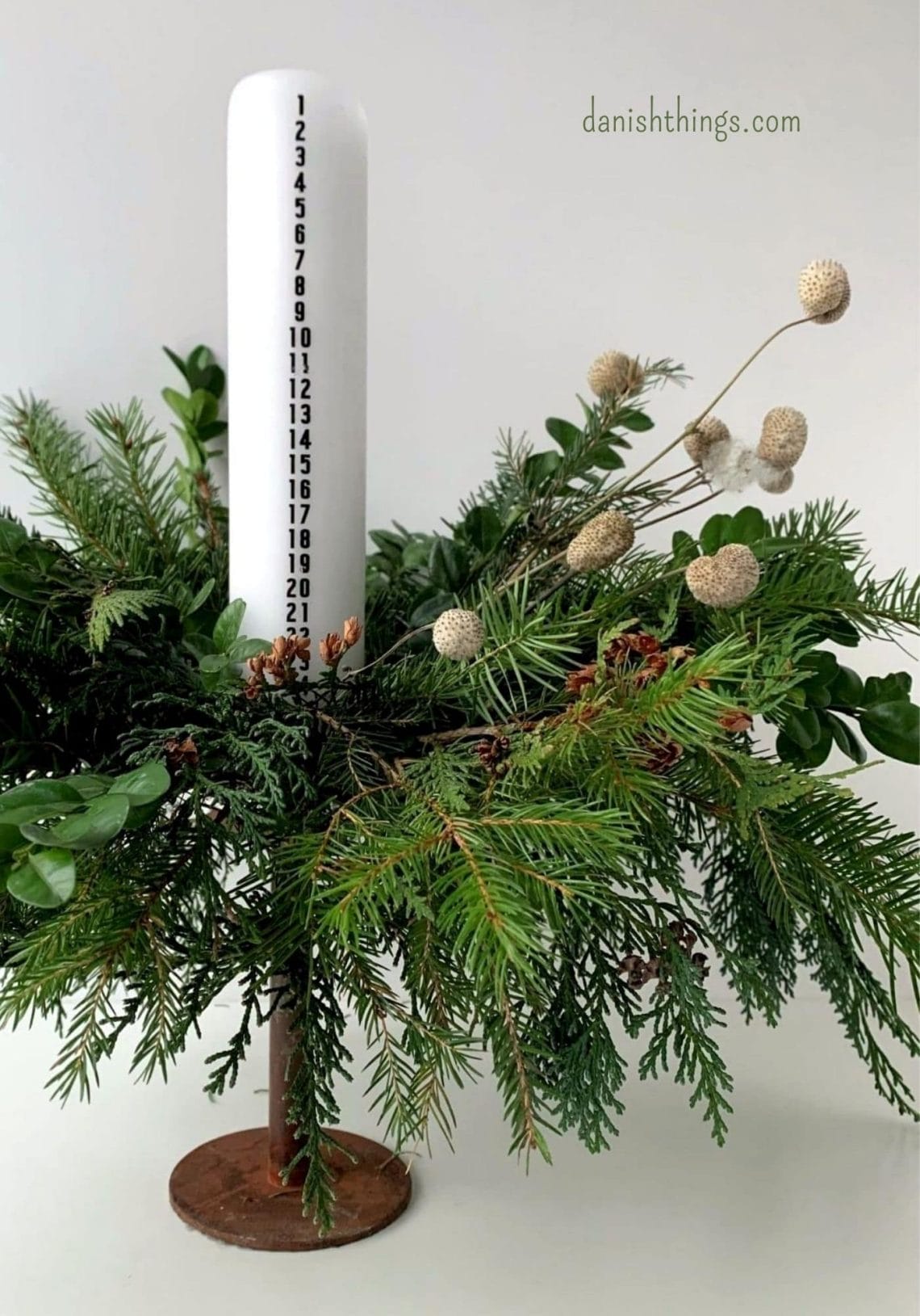 Sådan laver du en juledekoration. Lav en dekoration til dit kalenderlys, lav juledekorationer med almindelige lys eller lav vinterdekorationer. Find instruktioner og hent inspiration på Danish Things. Vælg om du er til de enkle eller mere overdrevne juledekorationer, og brug de materialer, du kan finde i naturen - eller i butikken. Find opskrifter, gratis print og inspiration til årets gang på danishthings.com © Christel Parby #DanishThings #juledekoration #dekoration #lys #kalenderlys #hjemmelavet #enkelt #smukt #gratis #overdrevet #lav-det-selv #jul #Danish #Christmas #candle #decoration #Christmasdecoration #julekalenderlys #holidays
