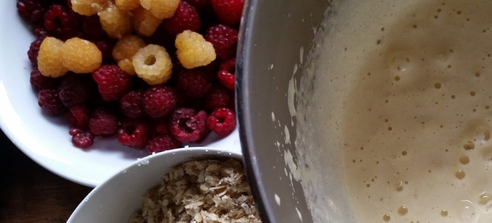Red and yellow raspberries, marzipan-eggmix, oats - Quick and easy raspberry tart with marzipan